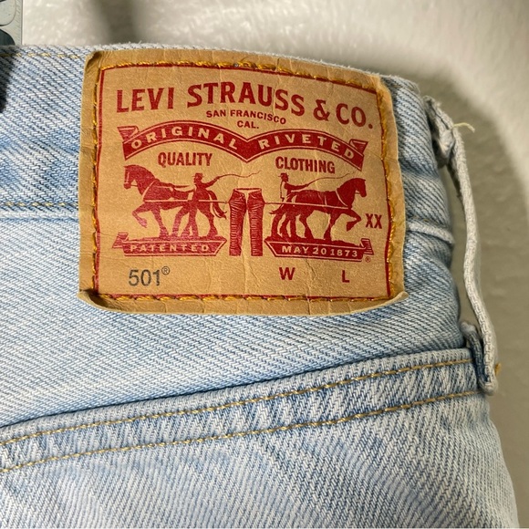 Levi’s 501 Shorts High Waist Raw Hem Faded Blue Size 32 100% Cotton Button Fly - Picture 15 of 16